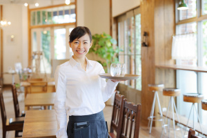 カフェで働く若い女性